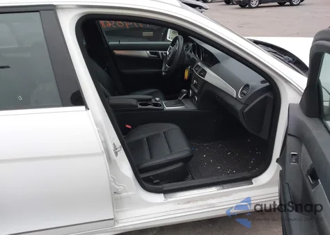 2013 Mercedes-Benz C 300 Sport 4Matic z USA, uszkodzony, nr VIN WDDGF8AB0DG150799